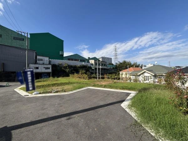 現地（建築前）：写真中央　2号棟/全5棟