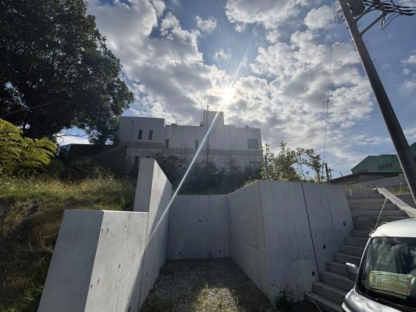 建築中の外観:写真中央 5号棟/全5棟