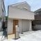 【神奈川県/横浜市泉区和泉中央南】泉区和泉中央南2丁目　新築戸建　1号棟/全5棟 外観：写真中央　1号棟(一番右)/全5棟