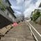 【神奈川県/横浜市戸塚区戸塚町】戸塚区戸塚町　戸建 アプローチ：写真中央　奥　リフォーム中