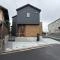 【埼玉県/所沢市大字下安松】所沢市下安松　新築戸建　1号棟 外観：全2棟現場／写真中央