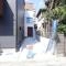 【神奈川県/川崎市川崎区中島】川崎市川崎区中島2丁目　B号棟 外観：全2棟現場
写真中央の白い建物です。