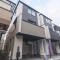 【神奈川県/川崎市幸区塚越】川崎市幸区塚越2丁目　新築分譲住宅2号棟 外観：全2棟現場
地上部分にパイプ椅子が置いてある物件が対象物件です。