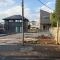 【東京都/西東京市東町】西東京市4丁目新築戸建てB号棟 建築中の外観：全2区画(写真中央)