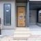 【埼玉県/入間市東藤沢】入間市東藤沢5丁目　2号棟 玄関
