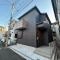 【千葉県/市川市大洲】市川市大洲3丁目 中古一戸建て 外観：閑静な住宅街に佇む、シックな色遣いの邸宅。