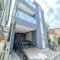 【神奈川県/横浜市鶴見区本町通】本町通1丁目一戸建て 落ち着いたネイビーを基調とした、洗練されたスタイリッシュな佇まい。愛車を雨や日差しから守るビル・・・