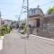 【神奈川県/横浜市中区竹之丸】神奈川県横浜市中区竹之丸 一戸建て 南西側前面道路幅員は約5.5m。敷地内に車1台分のカースペースがございます(車種による)。