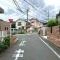 【東京都/狛江市中和泉】東京都狛江市中和泉3丁目 一戸建て 南西向きにつき午後まで陽光が注ぎ込みます。第一種低層住居専用地域内の落ち着いた住環境です。