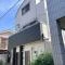 【東京都/品川区小山台】東京都品川区小山台1丁目 一戸建て 青空に白い外観が映えますね。