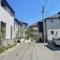 【大阪府/豊中市宮山町】大阪府豊中市宮山町3丁目 一戸建て 南側が約6.7m幅の公道に面しています。車1台分が駐車可能なカースペース有り(車種による)。