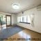 【東京都/町田市本町田】町田市本町田 中古一戸建て 1階リビング。和室と洋室に繋がるリビングなので、開け放すと開放的な空間になります。