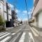 【神奈川県/横浜市鶴見区馬場】横浜市鶴見区馬場4丁目 中古一戸建て 現地含む前面道路【青空加工】スーパー、コンビニ、小学校へは平坦な道のりです。