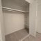 【神奈川県/横浜市青葉区美しが丘】扶桑ハイツたまプラーザの杜 収納：クローク内に可動棚、ハンガーパイプ設置