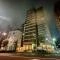 【東京都/文京区千駄木】クリオ千駄木動坂 外観：写真中央2棟ある同程度の高さの建物の左側