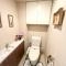 【東京都/足立区新田】アクアテラ・ブロードスクエア トイレ：トイレにも収納スペースが確保されております