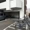 【神奈川県/厚木市水引】アトランティス本厚木II 駐輪場：左：駐車場