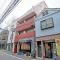 【東京都/新宿区西新宿】キャッスルマンション西新宿 外観：中央の赤い建物