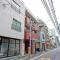 【東京都/新宿区西新宿】キャッスルマンション西新宿 外観：中央の赤い建物
