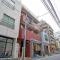 【東京都/新宿区西新宿】キャッスルマンション西新宿 外観：中央の赤い建物