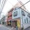 【東京都/新宿区西新宿】キャッスルマンション西新宿 外観：中央左側の赤い建物