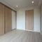 【神奈川県/横浜市戸塚区品濃町】ニューシティ東戸塚南の街 壱号館 洋室：約6.0帖　引き戸解放した左側：LDK