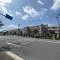 【神奈川県/横浜市戸塚区下倉田町】グリーンパーク戸塚ヒルズ イースト棟 外観：前面道路含む／戸塚駅からの江ノ電バス停留所