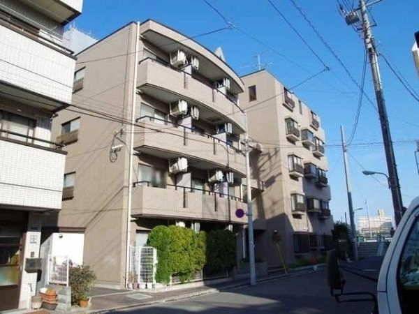 外観：写真中央の建物