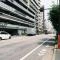 【東京都/新宿区原町】プラウド新宿牛込柳町 前面道路（撮影　２０２６．０４）