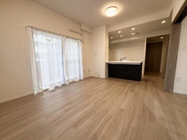 東、北に開口があり明るいリビング