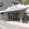 【神奈川県/横浜市戸塚区矢部町】ヴィルヌーブ戸塚 清潔感のあるエントランスです。防犯カメラも設置されており、毎日の暮らしに安心を添えてくれる佇ま・・・