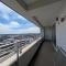 【神奈川県/川崎市中原区中丸子】クレッセント武蔵小杉グランデイズ参番館 奥行約2.0ｍ幅約8.5ｍのワイドバルコニー。他からの目線も気にならない合う土ドアリビングとしての利・・・