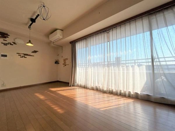 約16.1帖の開放的なリビングダイニングキッチン