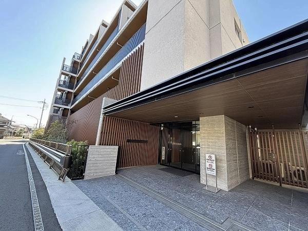 外観：木調の格子がおしゃれな外観