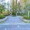 【大阪府/堺市北区長曽根町】プレイズ新金岡 敷地内には緑豊かな植栽が迎えてくれます！