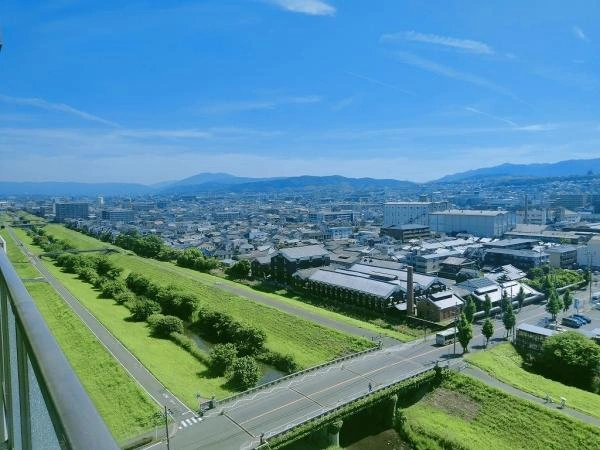 外観：東側には伏見桃山城を望めます