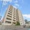 【神奈川県/横浜市南区新川町】ザ・パークハウス横浜吉野町 外観：横浜市ブルーライン「吉野町」駅徒歩2分含む、2WAYアクセス可能です。駅まで平坦なアプローチです。