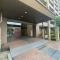 【大阪府/大阪市城東区中央】城東中央アインス ゆったりとしたエントランス。マンションの前には歩道が整備され、お子様やペットとの外出も快適です。