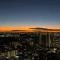 【千葉県/習志野市谷津】津田沼ザ・タワー 夕暮れ時の眺望。夕空を背景にした富士山のシルエットが楽しめます。