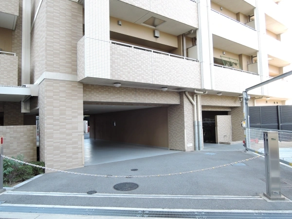 ヴェリテ帝塚山万代 駐車場入口