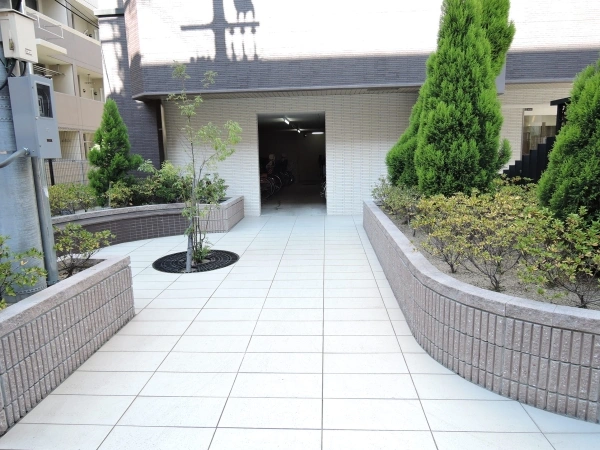 ミラージュパレスあびこプライズ 駐車場入口