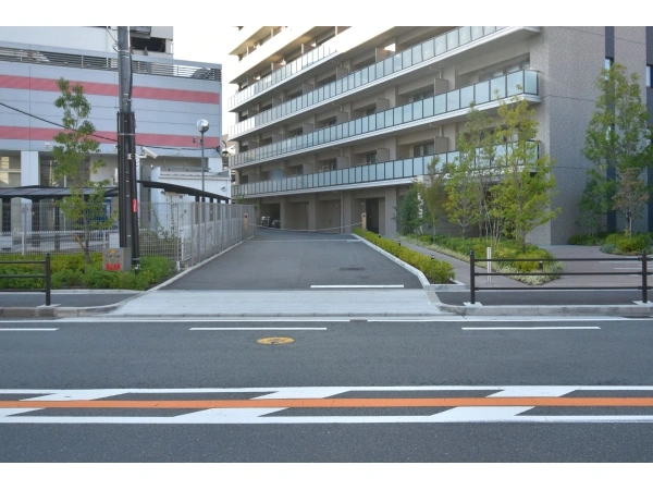 ヴェリテ大阪福島  駐車場出入口