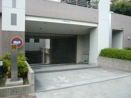 D’グラフォート世田谷芦花公園 駐車場入口