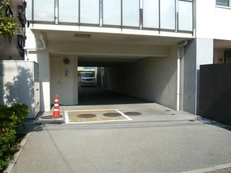 アルテシュロス千歳烏山 駐車場入り口