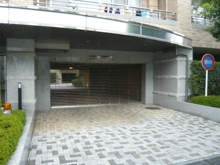 上北沢南シティハウス 駐車場入口