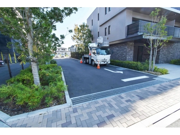 パークホームズ相模大野 駐車場出入口
