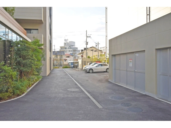 パークナード吹田SSTエクラ  駐車場出入口