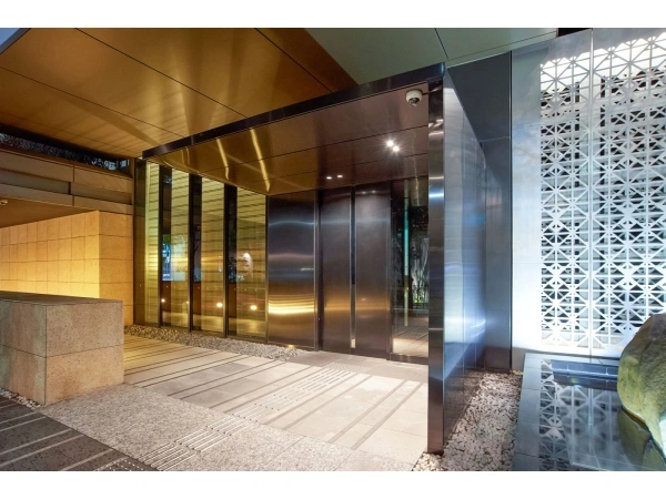THE ROPPONGI TOKYO