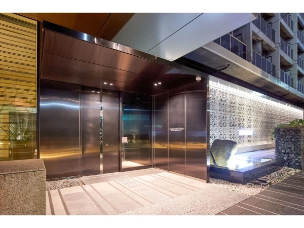 THE ROPPONGI TOKYO