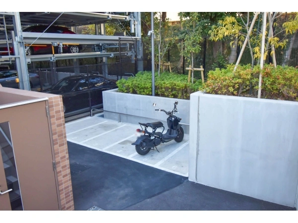 プレディア横濱山手パークヴィラ  バイク置場